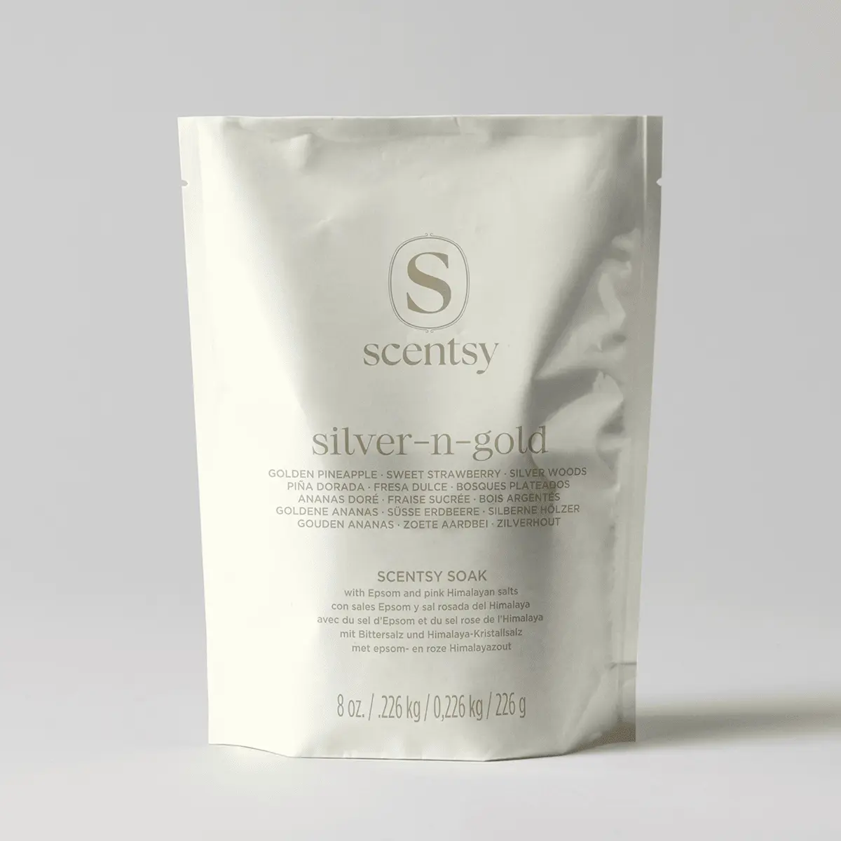 Cream-coloured pouch for Silver-N-Gold Single Use Scentsy Soak with Scentsy logo, featuring multilingual ingredient and product information on front